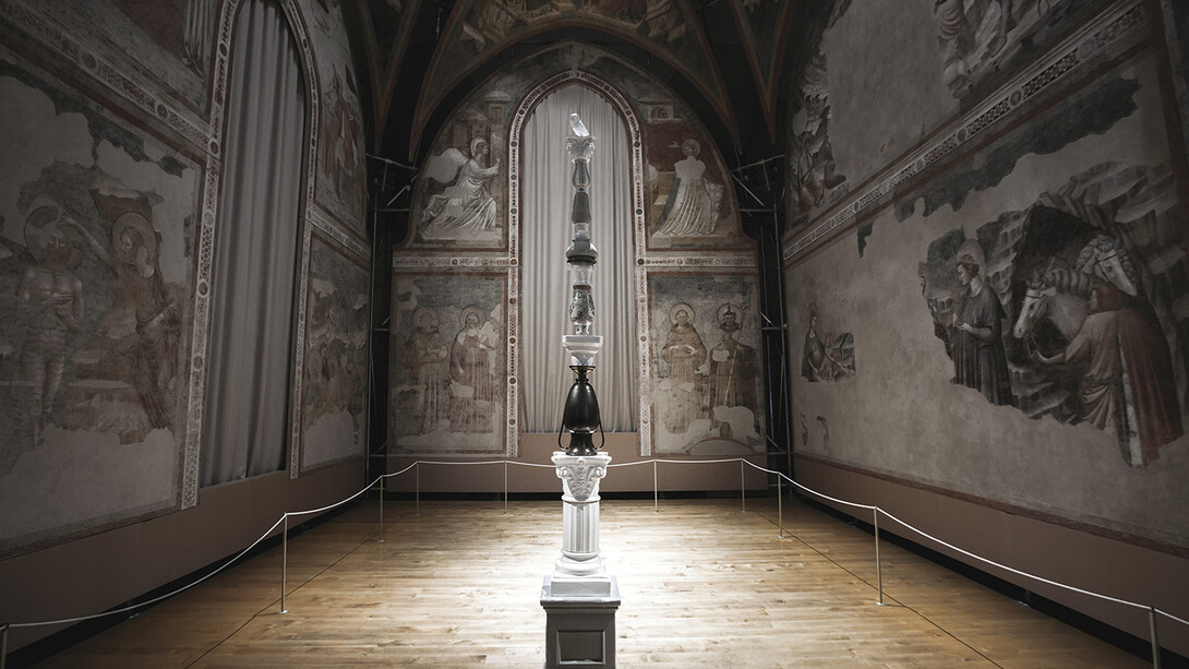 Luca Freschi, Cariatide 03 (Civetta), 2019, terracotta ceramica e legno, cm 44x44x390,  Museo Nazionale di Ravenna, 2019, ph. Filippo Venturi