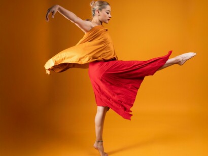 Dançarina. O desafio do ser dançante, consiste em descobrir os caminhos originais que as figuras, os personagens, personas, performers, arquétipos manifestarão sua alma. Todos eles são passagem para campos sensoriais que contêm uma multidão de seres e informações preciosas para que a manifestação aconteça. Por isso que é arte, não é só de movimento que a dança é feita