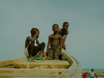 Meninos em viagem de barco