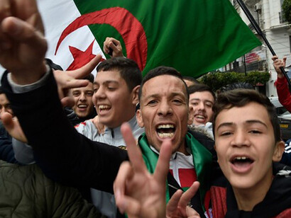 Giovani manifestano contro Bouteflika