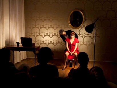 Una audiencia reducida asiste a una de las obras de microteatro