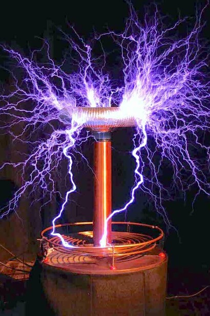 A bobina de Tesla é um dispositivo eletrônico que converte energia elétrica em energia eletromagnética de alta frequência, sendo usada em experimentos científicos e em demonstrações de princípios da física