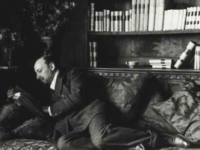 Gabriele D'Annunzio sdraiato mentre legge, fotografia di Mario Nunes Vais (1856-1932)