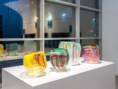 Dale Chihuly, Chihuly, selections from four decades of iconic work, exhibition view. Courtesy of Leila Heller Gallery