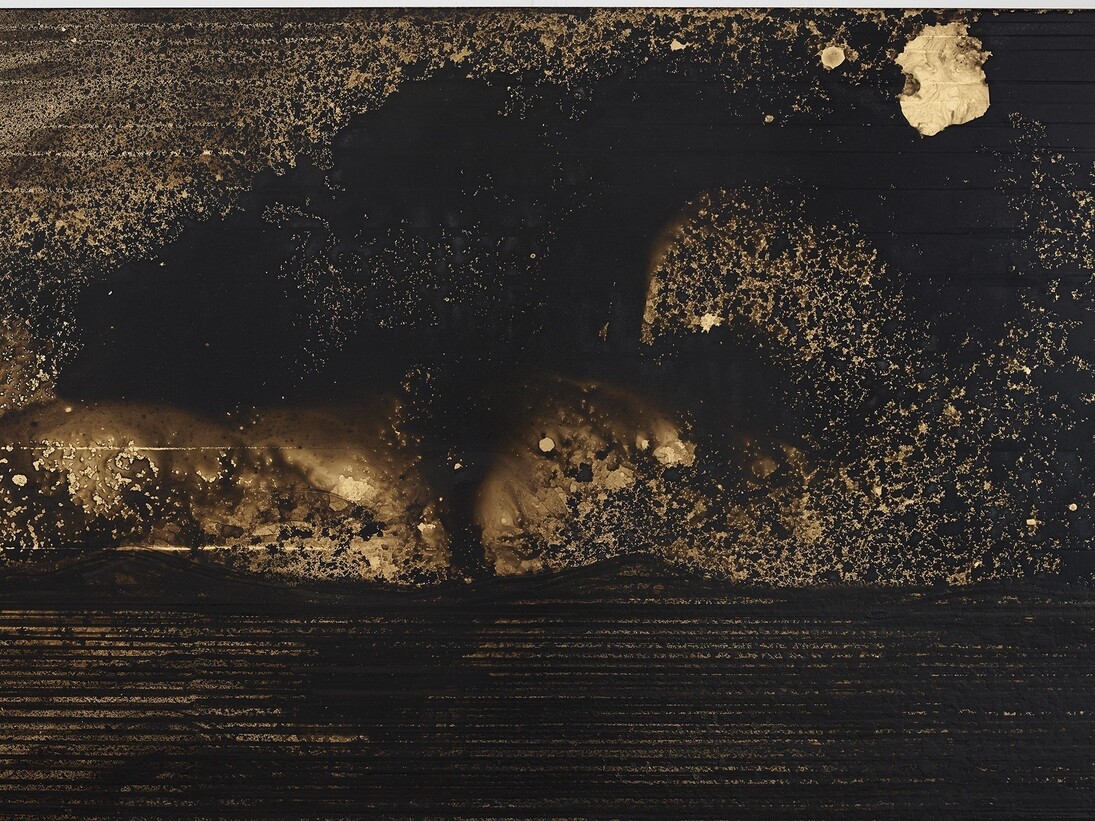 Teresita Fernández, Golden (Scroll 3), 2014 (gold chroming and India ink on wood panel, 50.8 x 203.2 cm) © Teresita Fernández - All rights reserved, courtesy of the Artist and Almine Rech Gallery