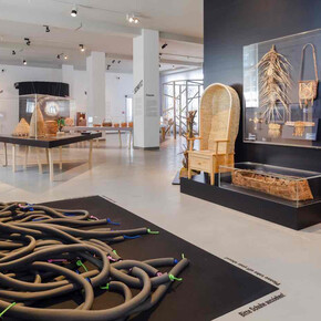 Verschiedene künstler:innen, All hands on, flechten! Ausstellungsansicht. Mit freundlicher genehmigung des Museums Europäischer Kulturen