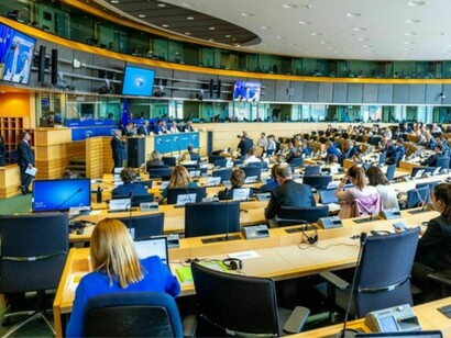Además, la responsabilidad principal para combatir la vulnerabilidad económica recae todavía en los gobiernos de cada país