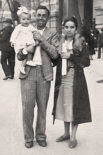 Miguel Hernández, en la Gran Vía de Madrid, con su hermana Elvira y su sobrina