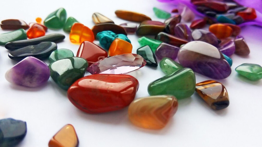 La litoterapia, l’utilizzo di pietre, minerali, cristalli e gemme preziose per un riequilibrio energetico/psicosomatico