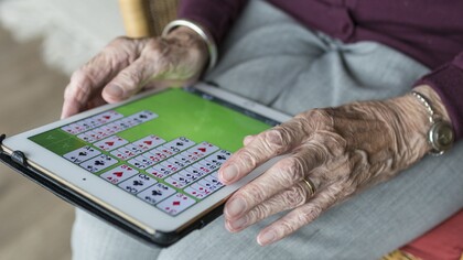 Un anciano con una tableta