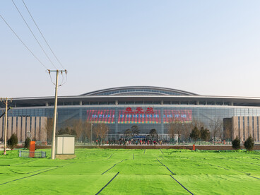 Fachada oeste de la estación de tren de Xiongan; 2020, solo se puede acceder a la plaza oeste; ¡la parte este todavía está en obras! Xiong'an, 2019. Provincia de Hebei, China