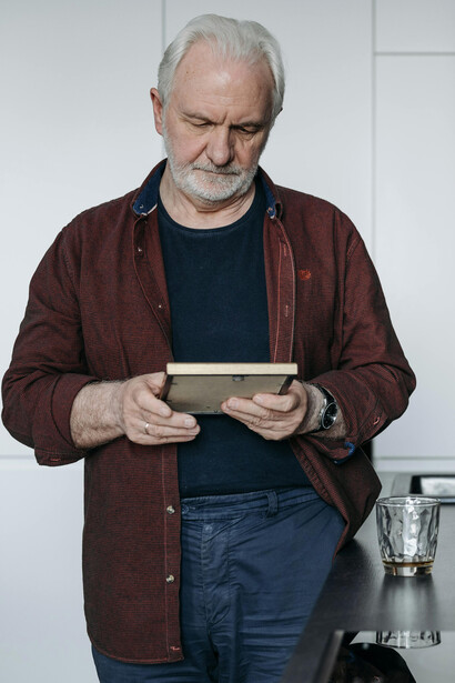 Homem sentindo saudade. Num mundo cada vez mais globalizado e dinâmico, a saudade pode manifestar-se de novas maneiras