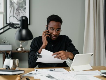 Trabalhador utiliza recursos informáticos para acompanhar tarefas e indicadores de desempenho. A utilização de métodos quantitativos reduz a subjectividade e fortalece o processo de tomada de decisão