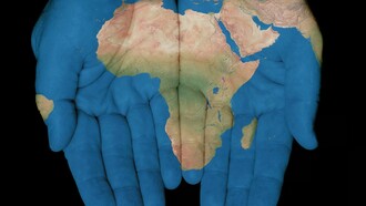 Mapa de África pintado sobre dos manos