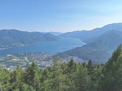 Lago Maggiore, Svizzera. Vista delle Isole di Brissago. L'altra isola, chiamata Isola di Sant'Apollinare (ha anche altri svariati nomi: è chiamata Isolino, Isola Piccola e Isola dei conigli) è ricoperta da vegetazione spontanea, mantenuta allo stato naturale