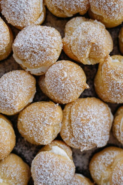 Tra i prodotti più noti a base di pasta choux si trovano bignè, éclair, profiteroles e paris-brest