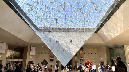 Interior del Museo del Louvre, París, Francia