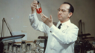 Jonas Salk en su laboratorio