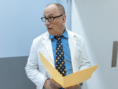 Médico reage a resultados de exames de um paciente com tumor