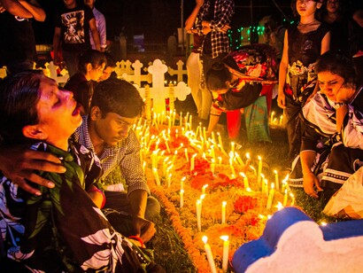 Conmemoración de todos los fieles difuntos ´ el 2 de noviembre. En este día, los cristianos vienen al cementerio y oran por las almas de sus seres queridos. El Día de los Difuntos es un día católico romano de recuerdo de los amigos y seres queridos que han fallecido, Dhaka, Bangladesh
