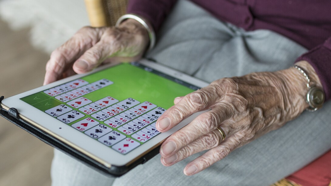 Un anciano con una tableta