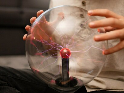 Una bola de plasma es un recipiente de vidrio transparente lleno de gases nobles, generalmente una mezcla de neón, criptón y xenón, que tiene un electrodo de alto voltaje en el centro del recipiente. Cuando se aplica voltaje, se forma un plasma dentro del contenedor