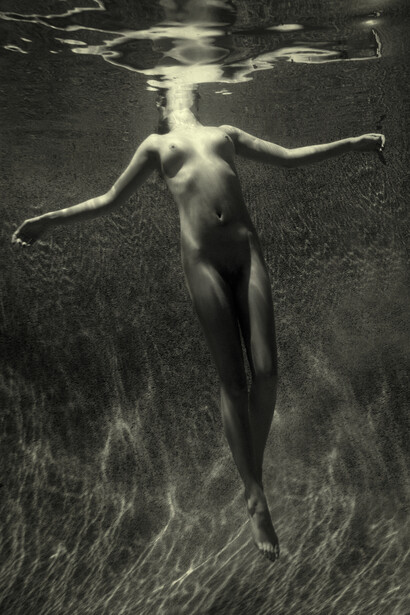 Alistair Taylor-Young, Floating © Alistair Taylor-Young 