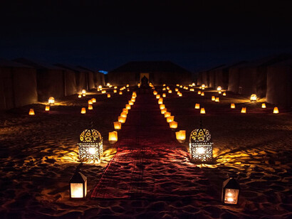 Campamento de lujo en el Desierto del Sahara durante la noche