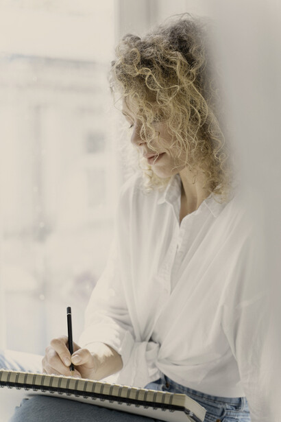 Para escribir, es importante encontrar un espacio limpio y ordenado, íntimo y silencioso, con buena vista, agradable, con buena temperatura, luminoso y acogedor