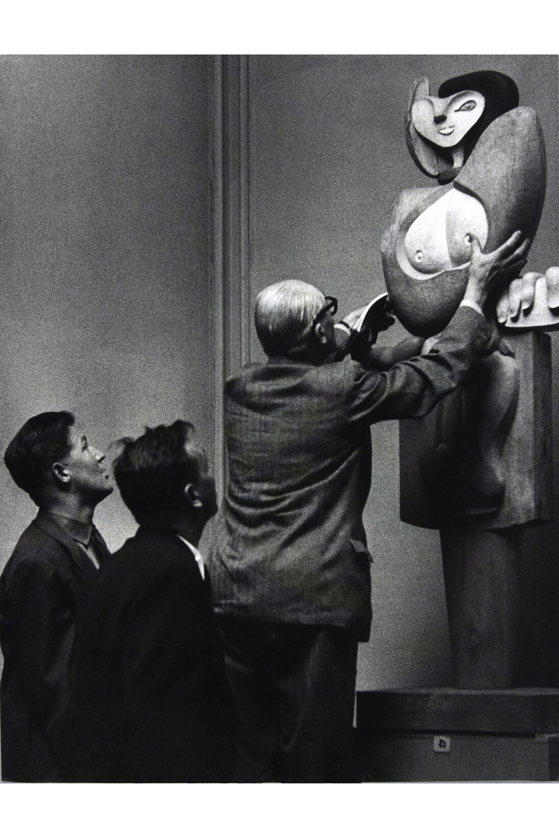 Le Corbusier présentant sa sculpture Femme
photographie © FLC, ADAGP, Paris 2015
