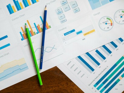 A relação entre governança corporativa e auditoria é bidirecional. Por um lado, uma boa governança cria um ambiente favorável à auditoria eficaz, com apoio do conselho, acesso a informações e proteção à independência do auditor. Por outro lado, uma auditoria de qualidade pode reforçar a governança, ao identificar falhas nos controlos internos e recomendar melhorias