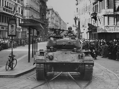 Dopo la Liberazione, ufficiali della Nato circolavano con le loro gigantesche auto per le strade di Napoli
