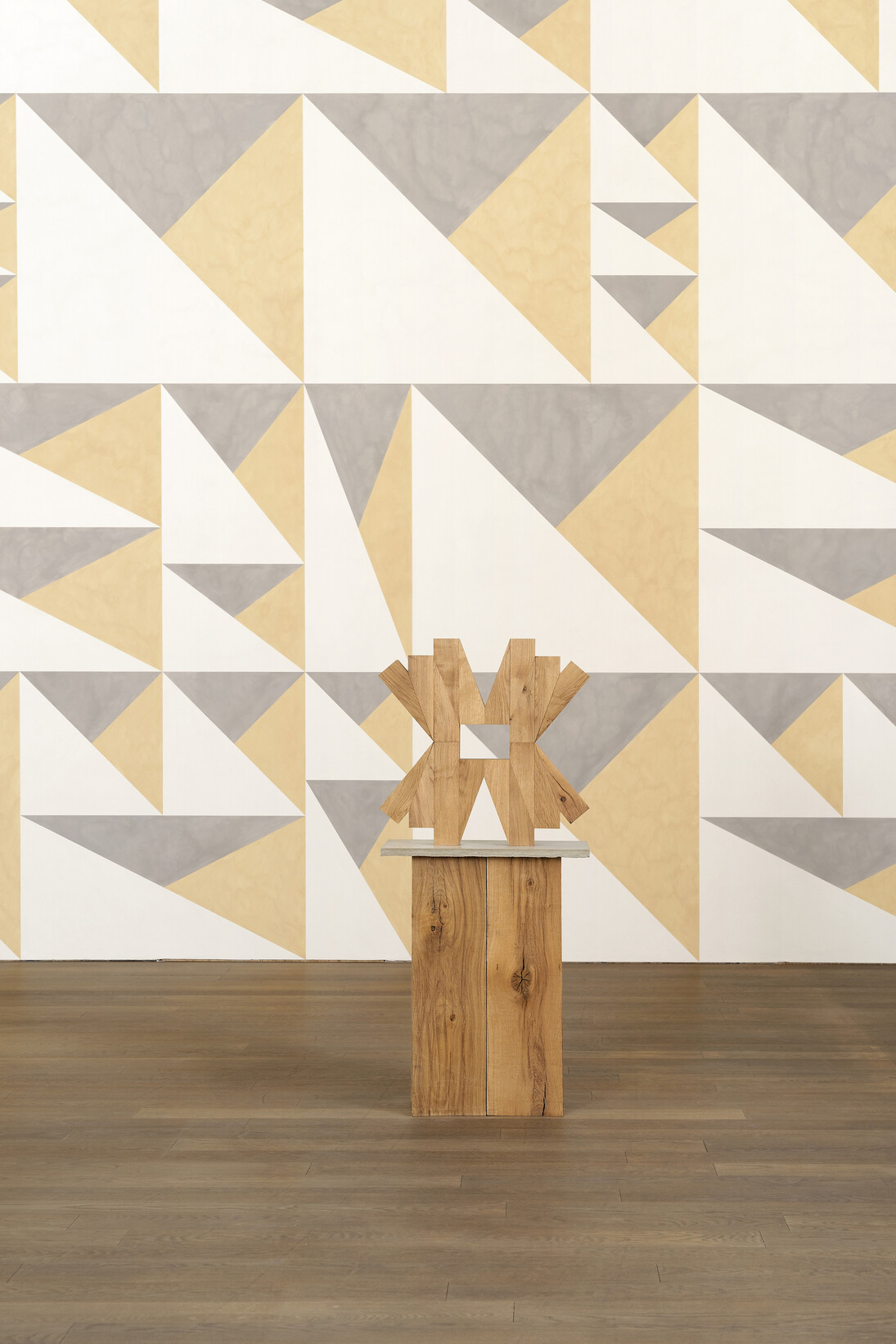 Vue de l’exposition Flatland / Abstractions narratives #2, 07.10.2017 - 15.04.2018,
Mudam Luxembourg

Avant-plan :

Raphaël Zarka
Prismatique (P11), 2012-2013
Chêne, béton
165,5 x 74 x 36 cm
Collection Musée régional d'art contemporain Occitanie/Pyrénées-Méditerranée, Sérignan

Arrière-plan :

Christian Hidaka
Triangles Set in Squares and Rectangles, 2017
Casein tempera
616 x 748 cm
Production Mudam Luxembourg
Courtesy de l’artiste

© Photo : Aurélien Mole / Mudam Luxembourg

