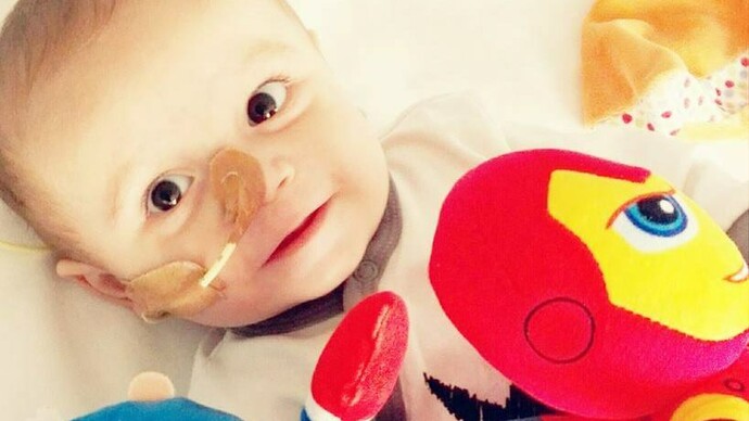 El pequeño Abel juega en el hospital con sus muñecos