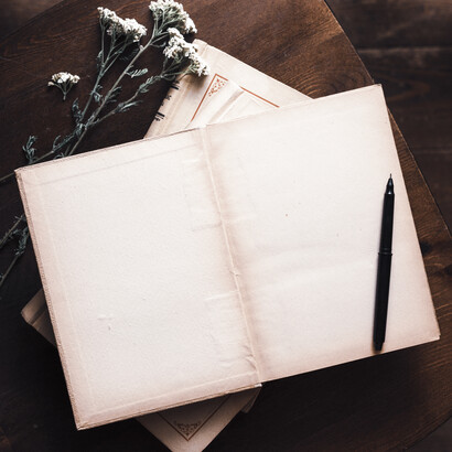 Quiero escribirle al amor, pero no puedo. Jamás he amado como aman los mirlos el canto. O como el membrillo maduro ama la piel amarilla y el quebranto de su rojo corazón