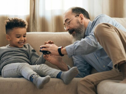 Essa conversa dominical permanece como um presente para mim. Não ocupa espaço, abrilhanta o tempo — de 1990 até hoje. Na casa de madeira, assoalho alto, janela pequena da sala, meu avô assumia o sofá como quem abre um templo. Exagerava detalhes, misturava datas, confundia nomes