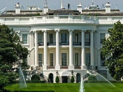 Casa Branca em Washington, Estados Unidos. O Concílio do Vaticano II ainda vigia e os antigos ainda choravam a morte do Sir Winston Spencer Churchill em 1965 quando um afluente professor da Universidade de Harvard publicou "The troubled partnership: A Reappraisal of the Atlantic Alliance" (New York: McGraw-Hill Book Co., 1965)