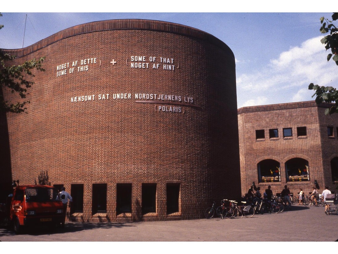 Lawrence Weiner, SOME OF THIS + SOME OF THAT GENTLY PLACED UNDER THE LIGHT OF POLARIS, 1990, Town Hall façade [Children’s Library], Holstebro, Denmark
