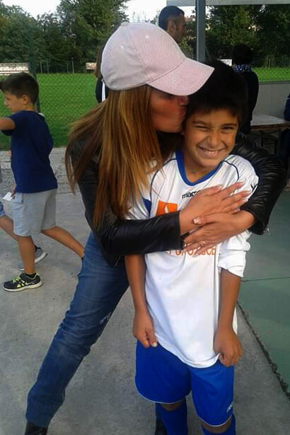 Rossella Amodeo: l'abbraccio a Christian dopo la partita di calcio