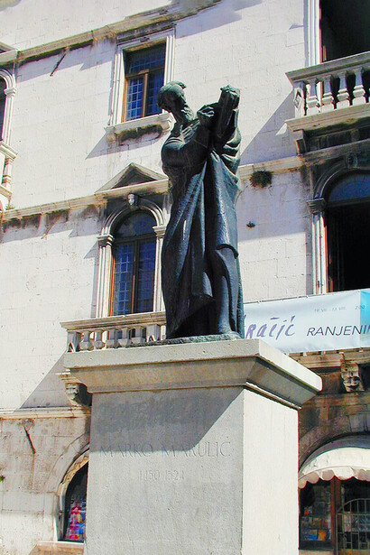 Escultura de Marko Marulić en Split, Croacia. Desde su humanismo cristiano, Marulić defendió que el saber sin virtud carece de valor, anticipando una concepción interior de la vida buena basada en la integridad del sujeto