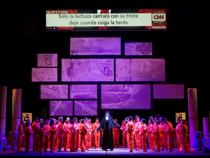 Coro de Ópera de Málaga interpretando el célebre ‘Va pensiero’ junto al bajo Ángel Rodríguez caracterizado como ‘Gran imán’. Foto: Daniel Pérez / Teatro Cervantes
