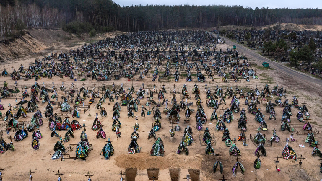 Cementerio en Irpin, Ucrania, donde yacen algunas de las víctimas de la guerra con Rusia