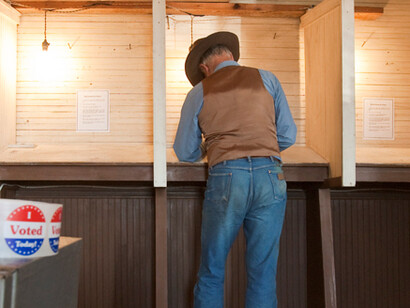 Un hombre vota en un colegio electoral de Texas durante las pasadas elecciones