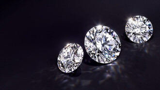 Acercamiento a tres diamantes blancos con corte brillante