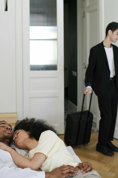 Harry faz de tudo para conquistar Lucy, enquanto ela começa a questionar sua vida e seu trabalho. Será que um algoritmo, ou uma pessoa consegue definir um match perfeito? Será essa união uma escolha meramente racional?