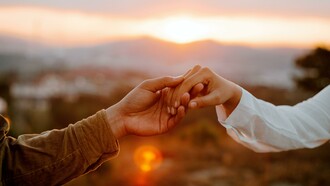 Mano nella mano. In quell’istante stringersi la mano senza dire una parola è dare, entrambi, contemporaneamente, la mano a Dio