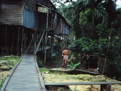 Longhouse (casa comunitaria) dei Dayak Iban, affacciata sullo Skrang River