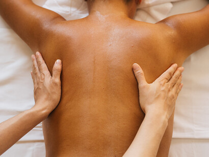 Massaggio osteopatico a un paziente