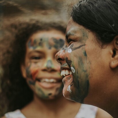La chute du mur de Berlin a lieu dans la nuit du 9 novembre 1989, les premières destructions physiques du Mur commencent cette nuit même