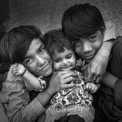 El señor, la señora, los niños y los jóvenes sonreían de oreja a oreja agitando los brazos en el mejor despliegue de amistad, solidaridad y emoción